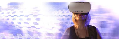 Kadının geometrik geçişine sahip sanal gerçeklik kulaklık kullanarak dijital bileşik