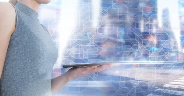 Kadının geometrik şehir geçişi ile tablet kullanarak dijital bileşik