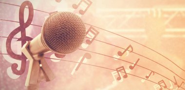 Beyaz kar ve üzerinde gümüş yıldız karşı tavır ile mikrofon