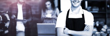 Kahve dükkanında müşterilerinin önünde barista silah ile gülümseyen portresi geçti