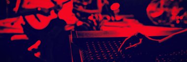 Kırpılan el gece kulübünde pratik müzisyenler ise ses karıştırıcı çalışma