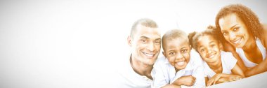 mutlu bir aile eğleniyor evde yatakta yatıyordu