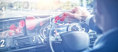 Direksiyon simidi ve navigasyon sistemi close-up karşı motoru arabirimi