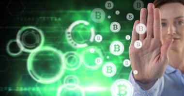 Kadın dijital bileşik ile bitcoin teknoloji bilgisi arabirimi