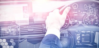 Direksiyon simidi ve navigasyon sistemi close-up karşı dijital arabirimi