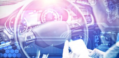 Adam şoför arabaya akıllı telefon istimal karşı dijital arabirimi