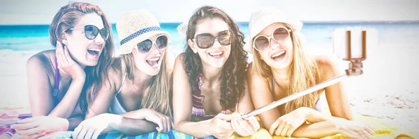 Sorrindo Mulheres Felizes Tirando Selfie Praia — Fotografia de Stock