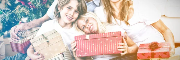 Família Sorridente Com Caixas Presente Perto Árvore Natal — Fotografia de Stock