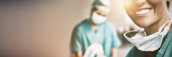 Жінка Хірург Посміхається Хірургічній Кімнаті — стокове фото