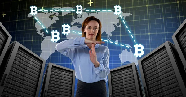 Digitales Zusammenspiel Von Frau Mit Computerservern Und Bitcoin Technologie Informationsschnittstelle — Stockfoto