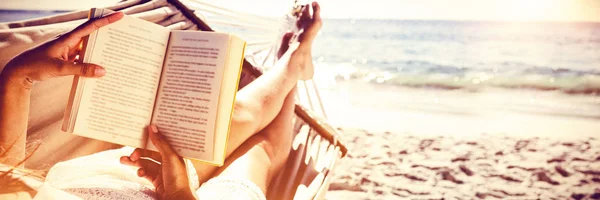 Morena Leitura Livro Enquanto Relaxa Rede Praia — Fotografia de Stock