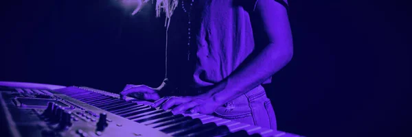 Ενότητα Μέσα Από Γυναικεία Μουσικός Παίζει Πιάνο Φωτιζόμενη Νυχτερινό Κέντρο — Φωτογραφία Αρχείου