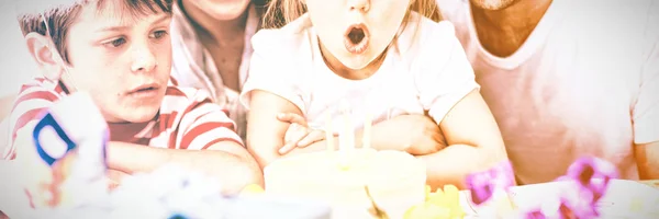 Küçük Kız Yılında Ailesiyle Birlikte Onun Doğum Günü Mumları Üfleme — Stok fotoğraf