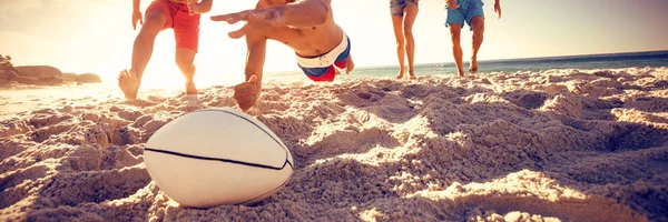 Freunde Spielen Rugby Strand — Stockfoto