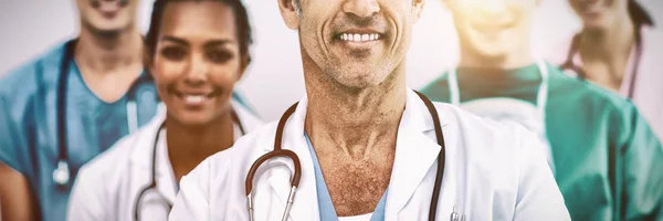 Retrato Médico Sénior Frente Sua Equipa Médica — Fotografia de Stock