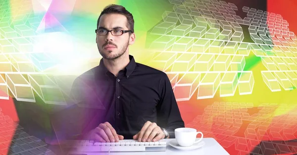 사람의 컴퓨터를 다채로운 기하학적 디지털 — 스톡 사진