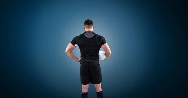 空の青色の背景とのラグビー選手のデジタル合成 — ストック写真