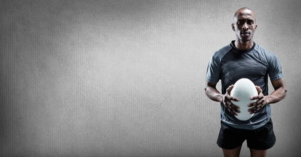 Boş Gri Arka Plan Ile Topa Tutan Rugby Oyuncusu Dijital — Stok fotoğraf