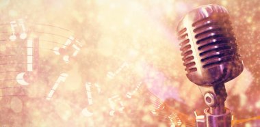 Mikrofon beyaz kar ve siyah yıldız karşı Close-up