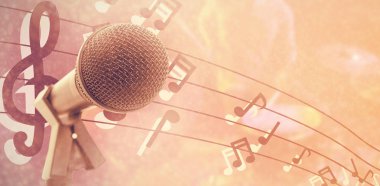 Beyaz kar ve üzerinde gümüş yıldız karşı tavır ile mikrofon