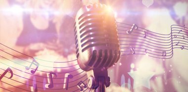 Mikrofon karşı Close-up dijital olarak serin gece hayatı Tasarım Kalpler ve yıldız ile oluşturulan