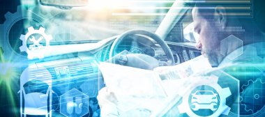 Bileşik görüntü araçları ve araba arabada oturan ve yol haritaya bakıyordum adama karşı