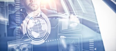 Arabayı kullanan adam karşı teknoloji arabirimi