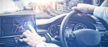 Teknoloji arabirimi navigasyon sistemi kullanan adam close-up karşı