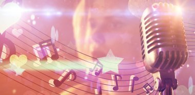 Mikrofon karşı Close-up dijital olarak serin gece hayatı Tasarım Kalpler ve yıldız ile oluşturulan