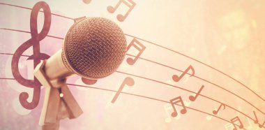 Beyaz kar ve üzerinde gümüş yıldız karşı tavır ile mikrofon