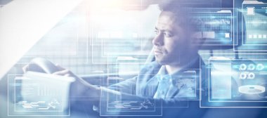 Arabayı kullanan adam karşı iş arabirimi