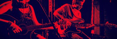 Gece kulübünde sahnede performans genç gitaristler