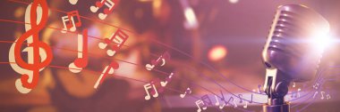 Mikrofon gece kulübünde müzik aletleriyle pratik müzisyenler karşı Close-up