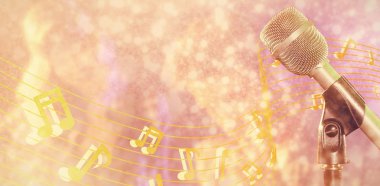 Mikrofon beyaz kar ve yıldız tasarıma karşı Close-up