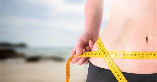 Compuesto Digital Mujer Midiendo Peso Con Cinta Métrica Cintura Playa — Foto de Stock