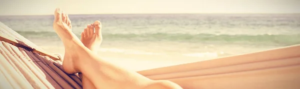 Kobieta Hamaku Plaży — Zdjęcie stockowe