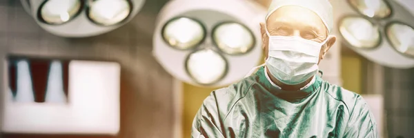 Portrait Surgeon Arms Crossed Surgical Room — Stock Photo, Image