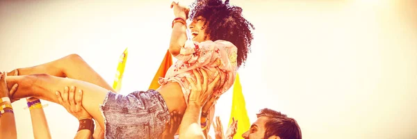 Glückliche Hipster Frau Beim Crowdsurfen Auf Einem Musikfestival — Stockfoto