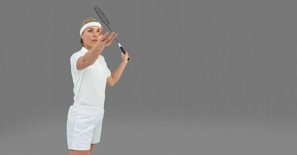 空白の灰色の背景を持つテニス プレーヤー女性のデジタル合成 — ストック写真