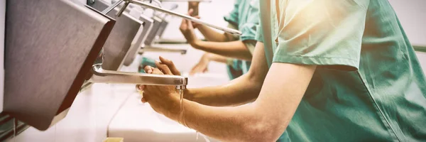 Chirurgen Wassen Hun Handen Het Ziekenhuis Tijdens Het Glimlachen — Stockfoto