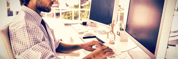 Diseñador Sentado Escritorio Trabajando Oficina Moderna Brillante —  Fotos de Stock