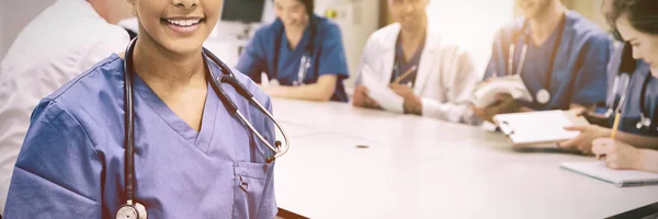 Медичний Студент Посміхається Камеру Під Час Уроків Університеті — стокове фото