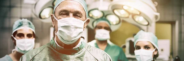 Uśmiechający Się Chirurg Zespołem Pokoju Chirurgiczne — Zdjęcie stockowe