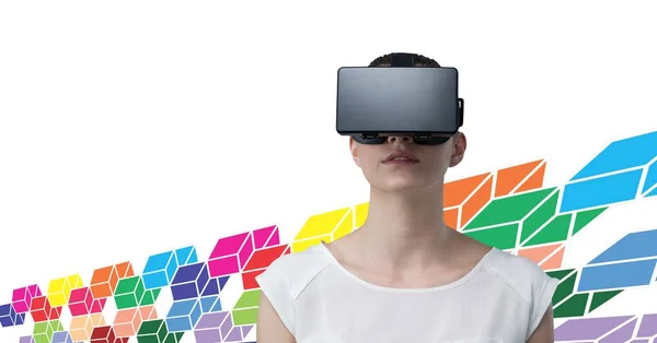 カラフルな幾何学模様と仮想現実ヘッドセットを着ている女性のデジタル合成 — ストック写真