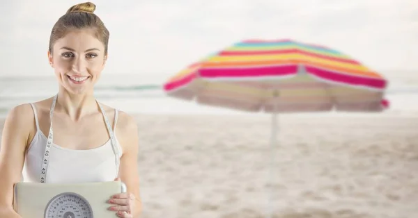 夏のビーチの重量を保持している女性のデジタル合成スケールします — ストック写真
