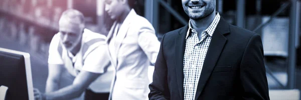 Enfocarse Gerente Está Sonriendo Sosteniendo Una Tableta Frente Sus Colegas — Foto de Stock