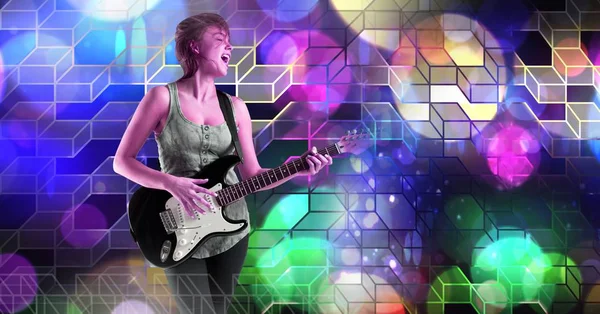 幾何学的パーティー ライト会場の雰囲気でギターを弾く音楽家女性のデジタル合成 — ストック写真