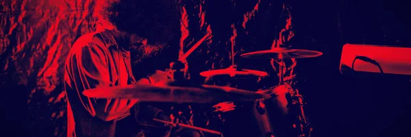 Zijaanzicht Van Mannelijke Drummer Uitvoeren Verlichte Discotheek — Stockfoto