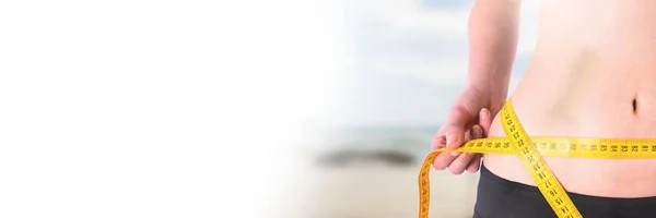 Compuesto Digital Mujer Midiendo Peso Con Cinta Métrica Cintura Playa — Foto de Stock