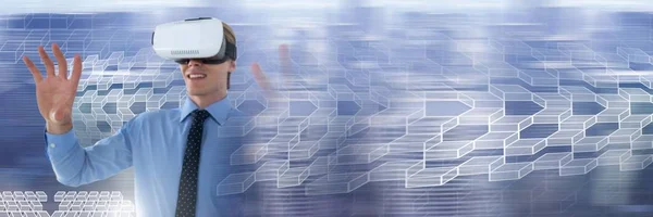Composito Digitale Dell Uomo Utilizzando Cuffie Realtà Virtuale Con Transizioni — Foto Stock